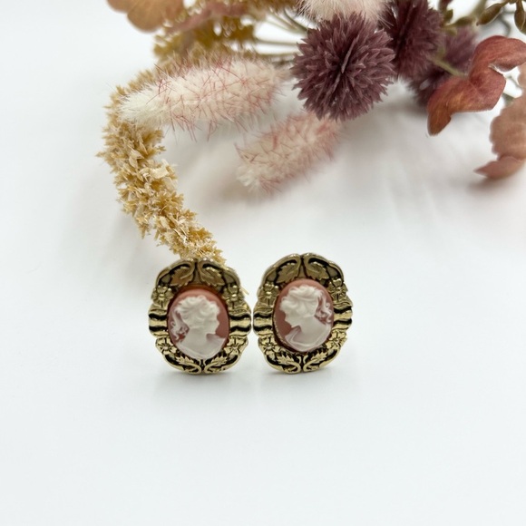 Vintage Gold Metal Filigree Peach Cameo Stud Clip on Earrings Ornate Victorian - Picture 2 of 4